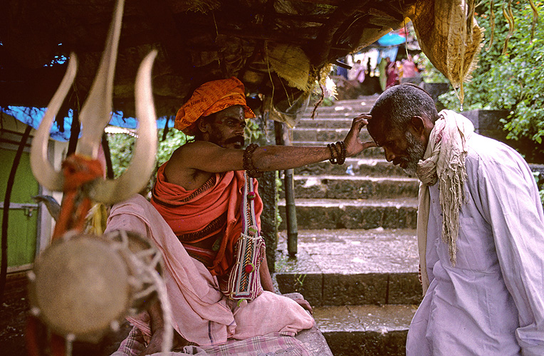 Sadhu segnet einen Pilger, Trimbakeshwar  