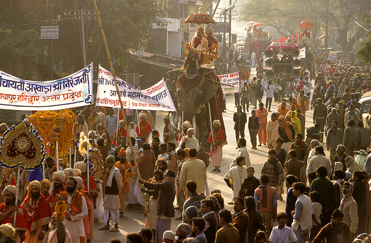 Geistliche Würdenträger reiten auf Elefanten zum Fluss 