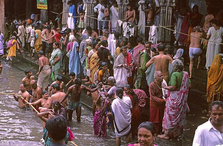 Hindus baden im Pilgerort Trimbakeshwar nahe Nasik
