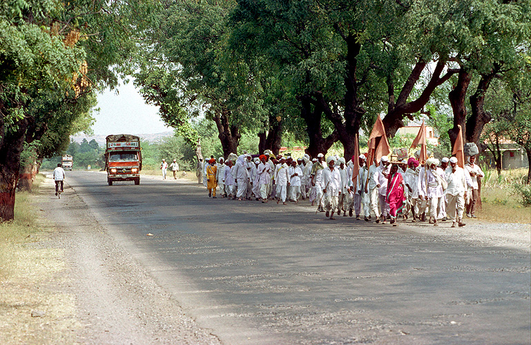 Pilgergruppe auf einer Landstraße - Pandharpur Yatra 02