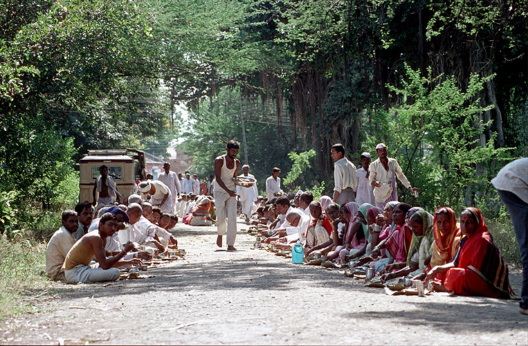 Pilgergruppe beim gemeinschaftlichen Mal - Pandharpur Yatra 07