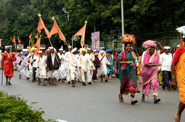 Der Pilgerzug besteht aus vielen Gruppen (Dindis) - Pandharpur Yatra 18