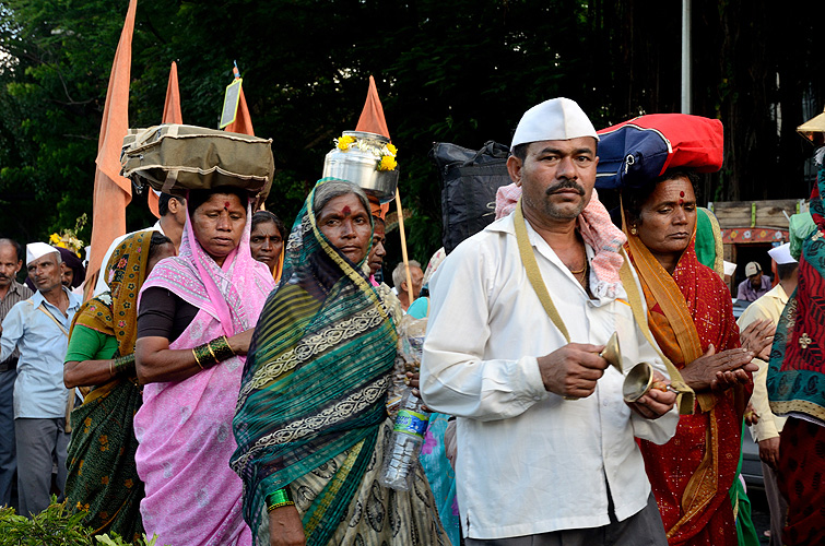 Erschöpft vom langen Fußmarsch, Pilgergruppe am Abend - Pandharpur Yatra 19