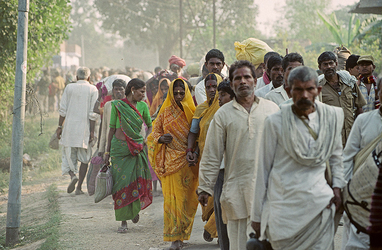 Zufuß erreichen viele Pilger den Ort Sonepur - Sonepur Mela 01