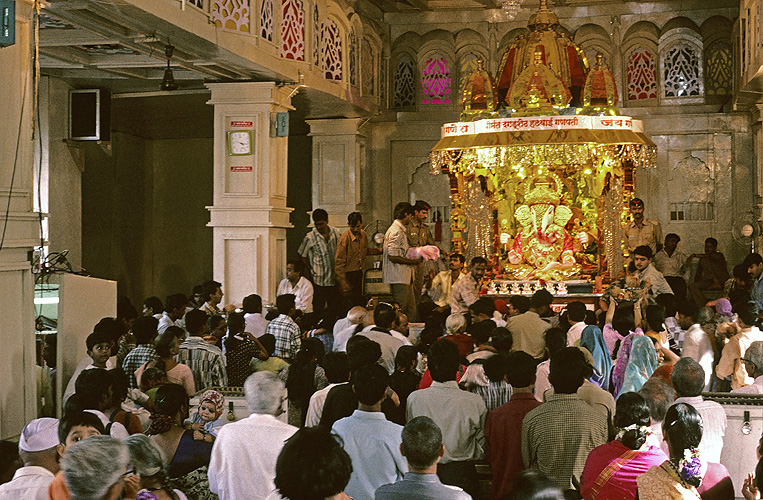 Gläubige im Gebet, Pune