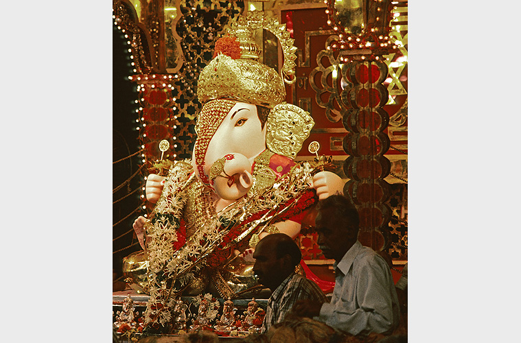 Ganesh-Statue, mit kostbaren Juwelen verziert, Pune