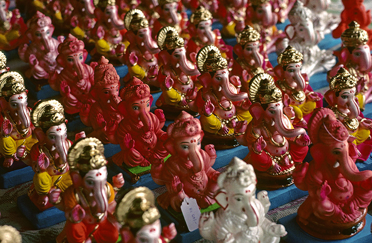 Ganesh-Statuen für den Hausaltar stehen zum Verkauf 