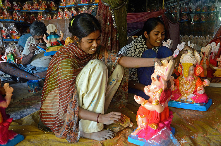 Arbeiterinnen bemalen Ganesh-Statuen vor dem Fest