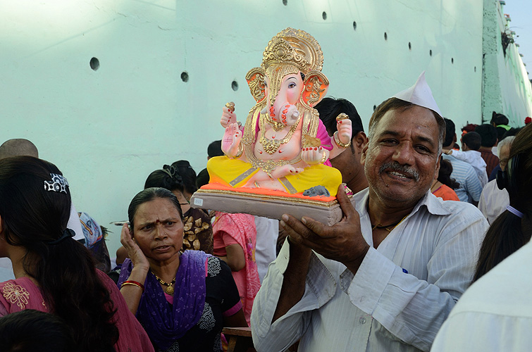 Ganesh-Statue wird zum Fluss gebracht, Pune