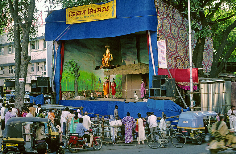 Temporärer Tempel (Pandal) an Straßenkreuzung in Pune
