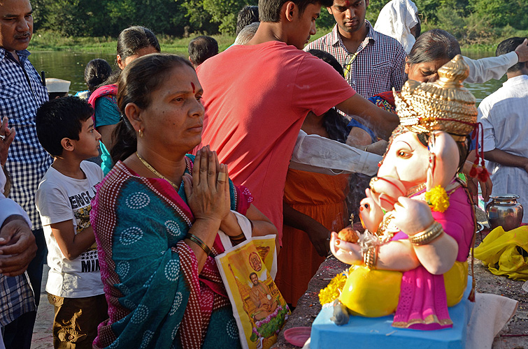 Frau führt Zwiesprache mit Ganesh, Pune