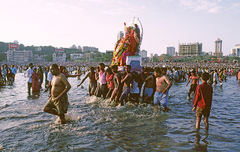 Männer tragen große Ganesh-Statue ins Meer, Mumbai