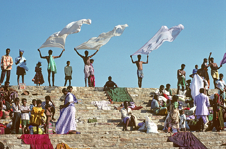 Pilger trocknen ihre Kleider nach dem heiligen Bad - Yellamma Mela 02