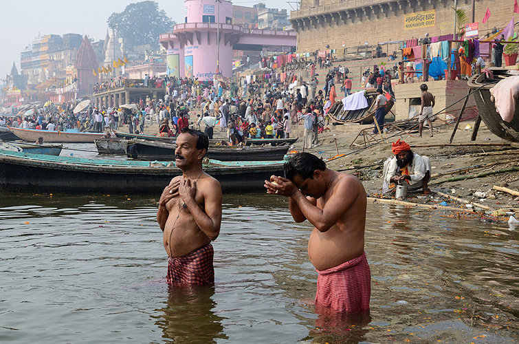 Baderitual im Ganges in Varanasi 