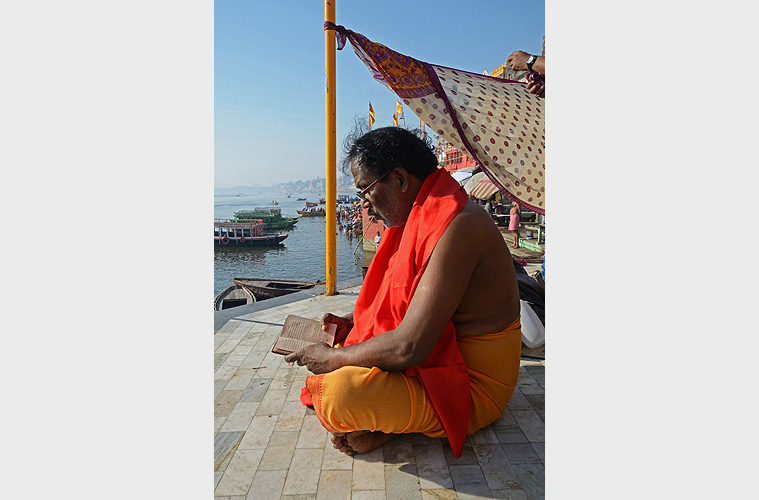 Lektüre heiliger Schriften am Gangesufer, Varanasi
