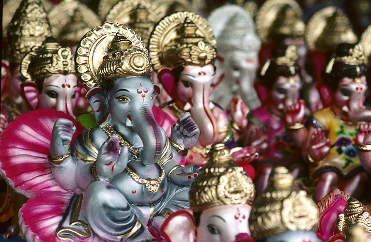 Bemalte Gipsstatuen des Gottes Ganesh, Pune 