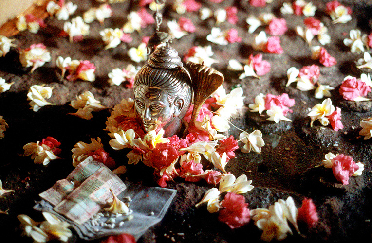 Shiva-Bildnis mit Opfergaben in einer Berghöhle, Trimbakeshwar