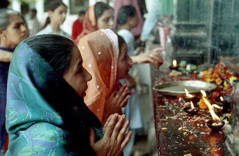 Frauen beten am Tempel der Narmada, Hoshangabad