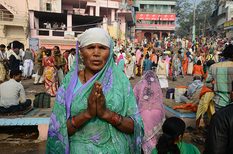 Gebet am Ganges-Ufer in Varanasi