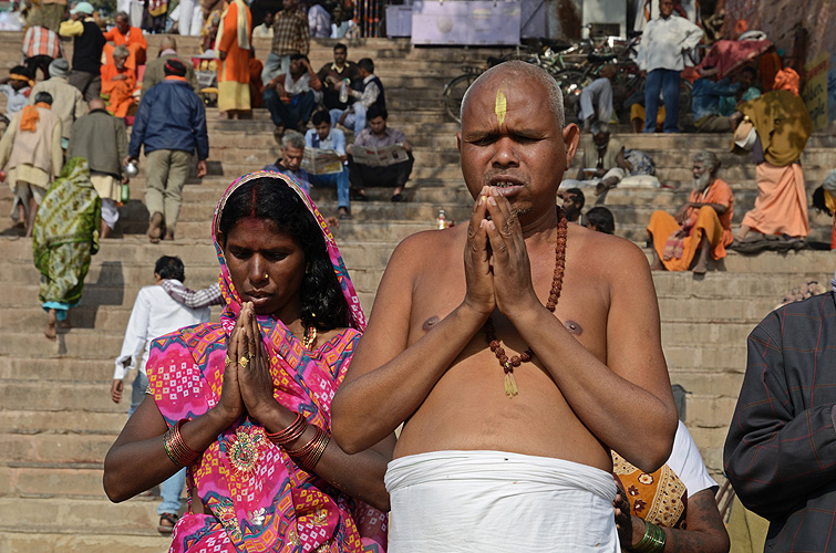 Ehepaar im Gebet am Ganges-Ufer, Varanasi