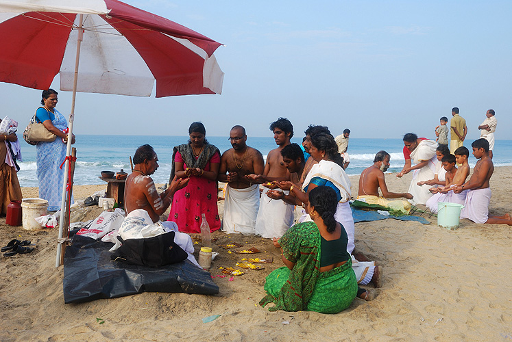 Opferhandlung für den Meeresgott, Varkala Beach, Kerala