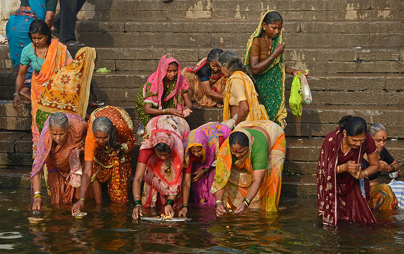 Frauen opfern am Ufer des Ganges, Varanasi