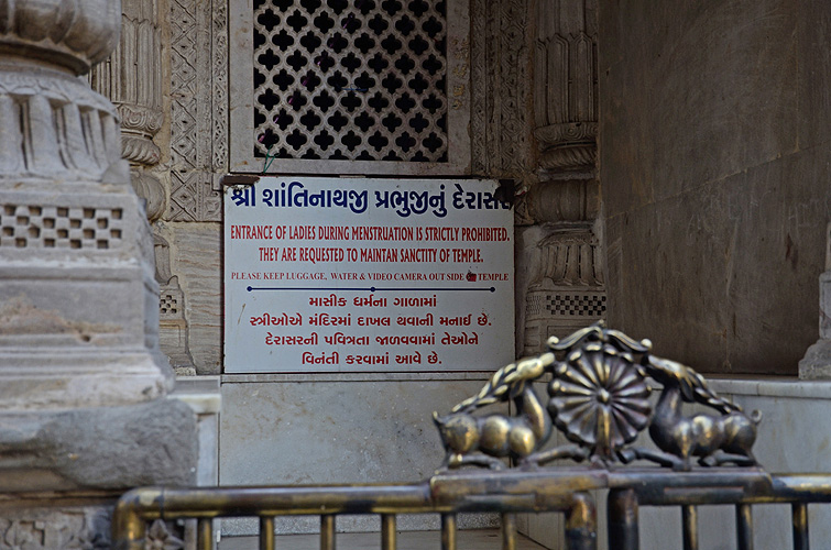 Menstruierende Frauen sind im Tempel nicht erwünscht, Gujarat