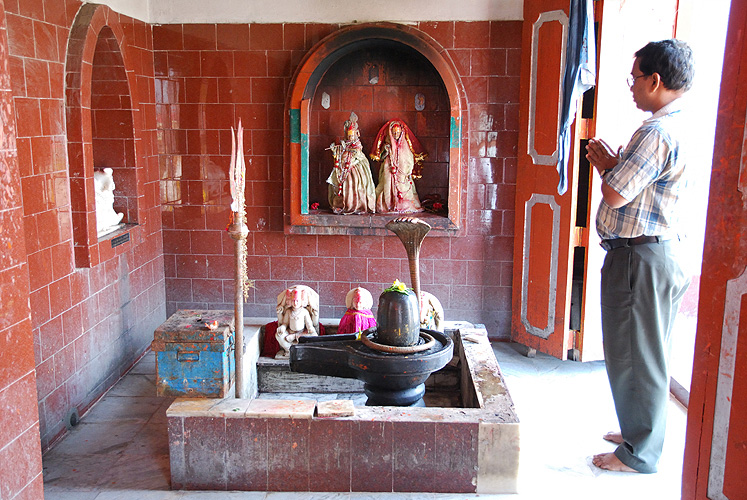 Gebet in einem Tempel in Bengalen
