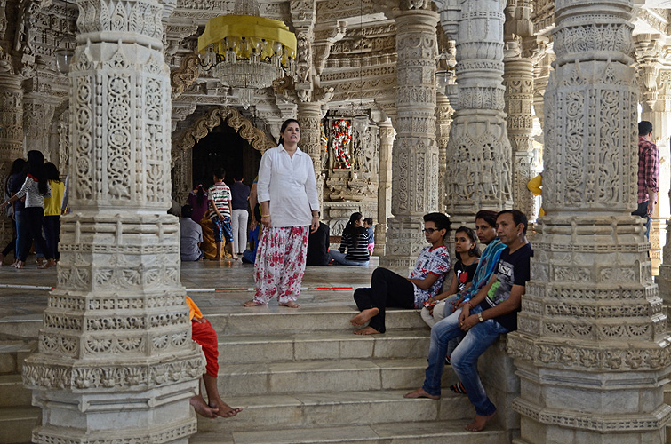 Gläubige und Touristen im Jain-Tempel von Ranakpur
