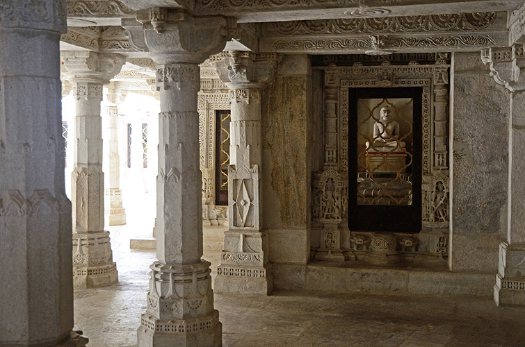 Statue eines Jain-Heiligen im Tempel zu Ranakpur, Rajasthan 