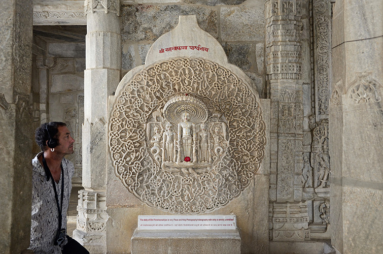 Marmor-Statue für einen Jain-Heiligen in Ranakpur