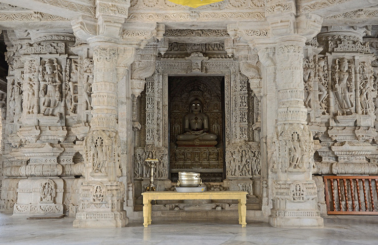 Funkelnde Augen eines Jain-Heiligen, Ranakpur, Rajasthan