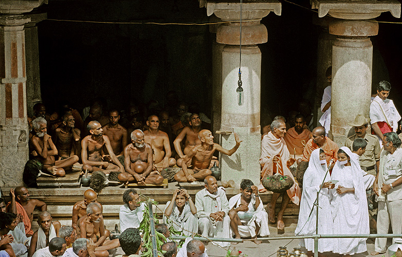 Jain-Mönche und -Nonnen in Sravanabelgola, Karnataka