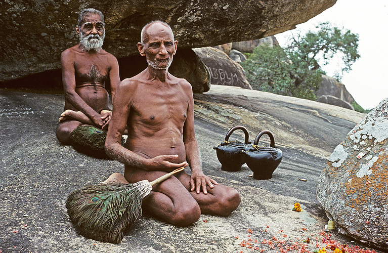 Nackte Jain-Mönche der Digambara-Sekte 