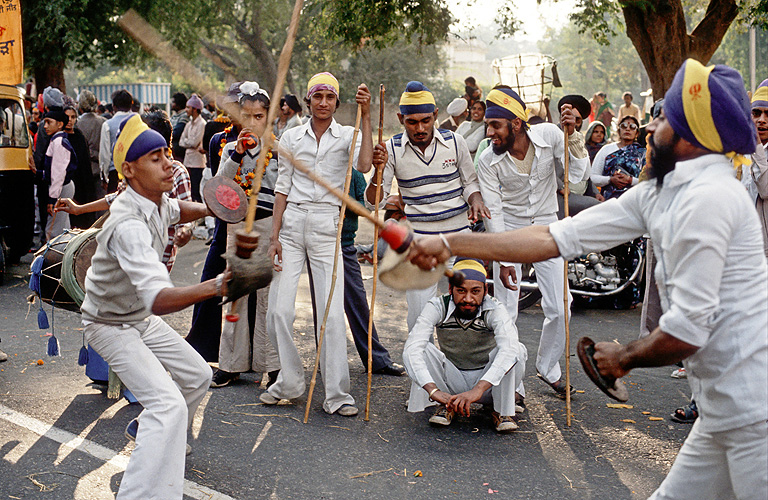 Kampfspiele von Jugendlichen anlässlich eines Sikh-Festes