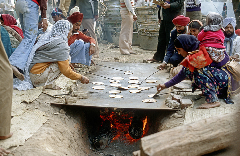 Chapatti (Fladenbrote) werden für das Fest frisch gebacken