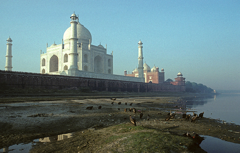 Das Mausoleum Taj Mahal am Yamuna-Fluss  - Muslime 01