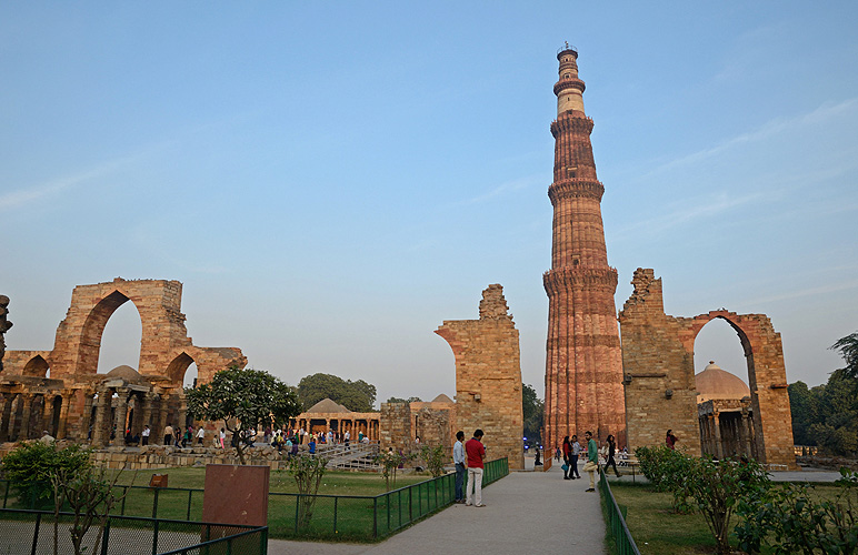 Das Minarett Qutub Minar in Delhi - Muslime 07